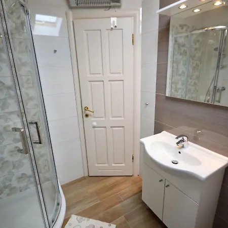 Iris-3 Apartment *